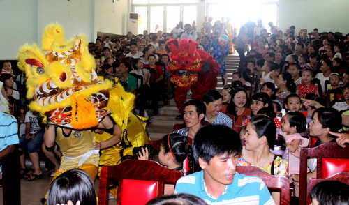 Ban Nữ Công Công đoàn cơ sở Trường Đại học Y Dược Huế tổ chức Lễ hội Trăng rằm cho con CBVC và tặng quà Tết Trung thu cho bệnh nhi.